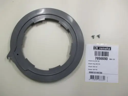 Hellgrauer Adapterring von Remeha, mit zwei Schrauben, auf einem weißen Untergrund abgebildet. Der Ring weist eine wellenförmige Kante und eine glatte Innenseite auf.